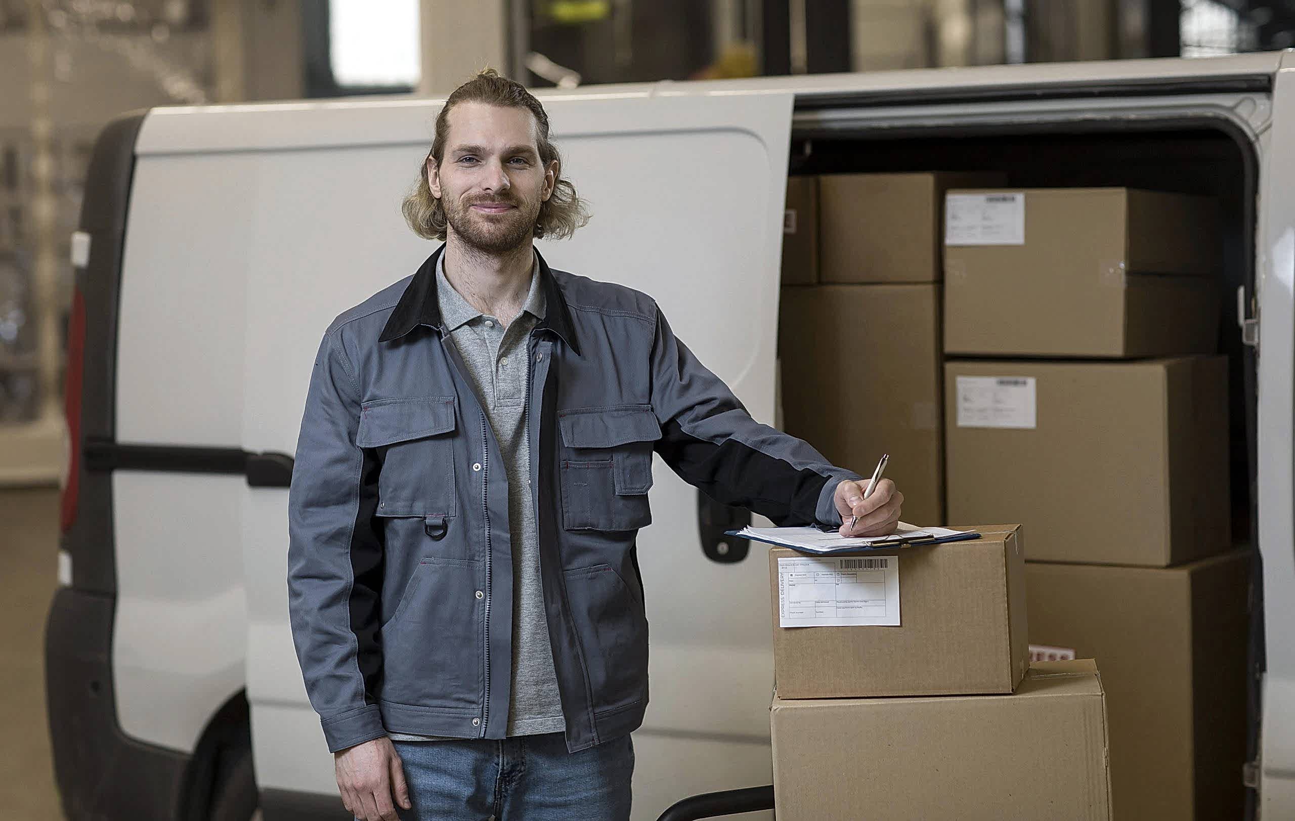 medium-shot-smiley-man-working